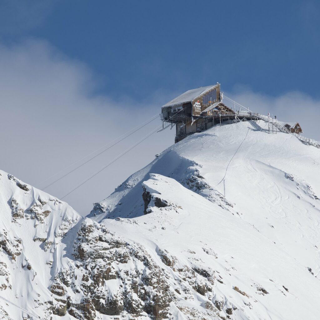 Vue sur la cabine d'arrivée au Pic Blanc (3360m)