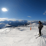 Descente de la Piste de l'Olympique à l'Alpe d'Huez avec vue sur l'Alpe d'Huez