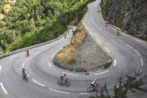 Les 21 Virages de l'Alpe d'Huez : L'Incroyable Histoire d'une Route Née des Mulets et des Chasse-Neige
