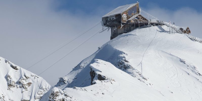 Vue sur la cabine d'arrivée au Pic Blanc (3360m)