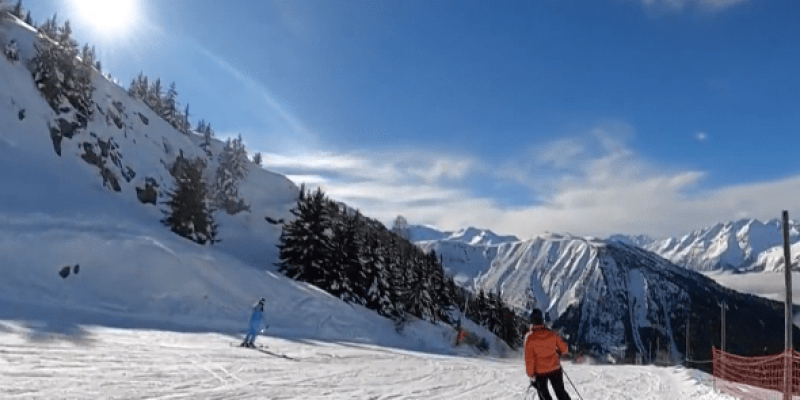 Val descend la piste de l'Alpette par un beau soleil et un ciel bleu