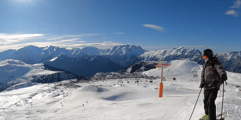 Descente de la Piste de l'Olympique à l'Alpe d'Huez avec vue sur l'Alpe d'Huez